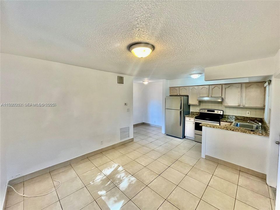 For Rent: $1,350 (1 beds, 1 baths, 435 Square Feet)