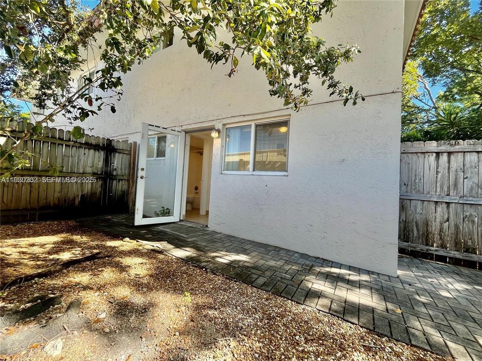 For Rent: $1,350 (1 beds, 1 baths, 435 Square Feet)