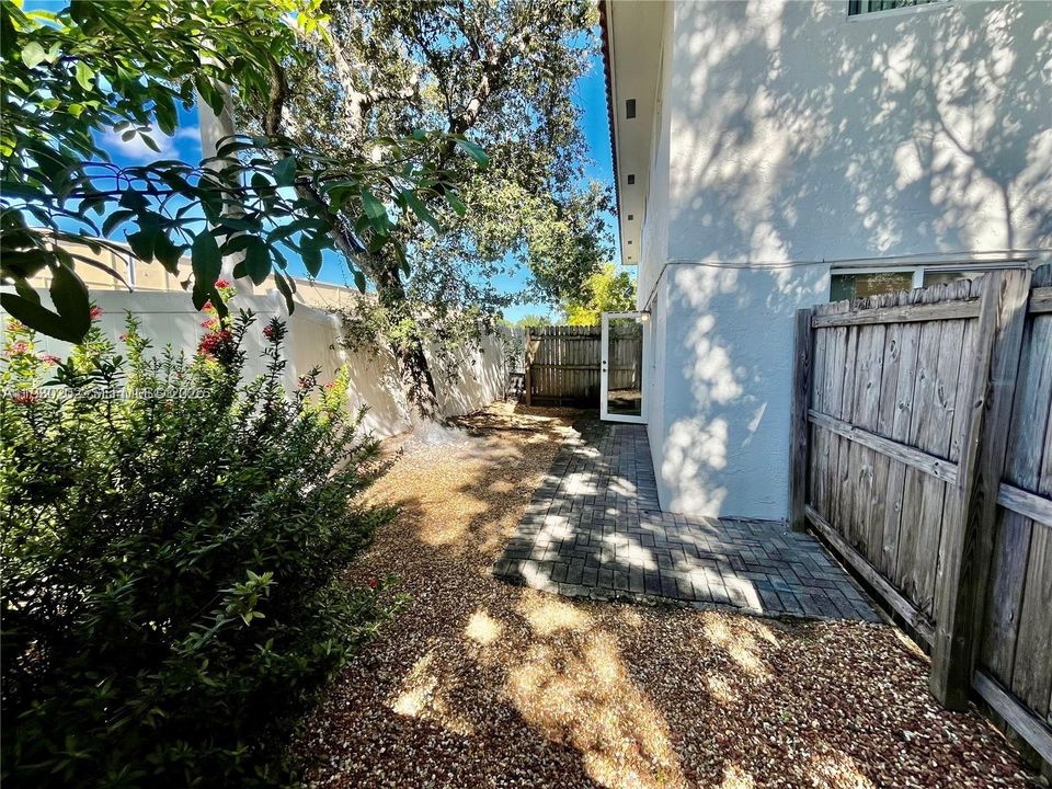 For Rent: $1,350 (1 beds, 1 baths, 435 Square Feet)