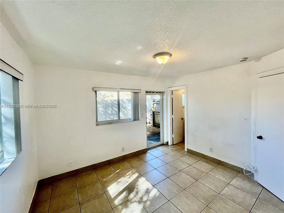 For Rent: $1,350 (1 beds, 1 baths, 435 Square Feet)