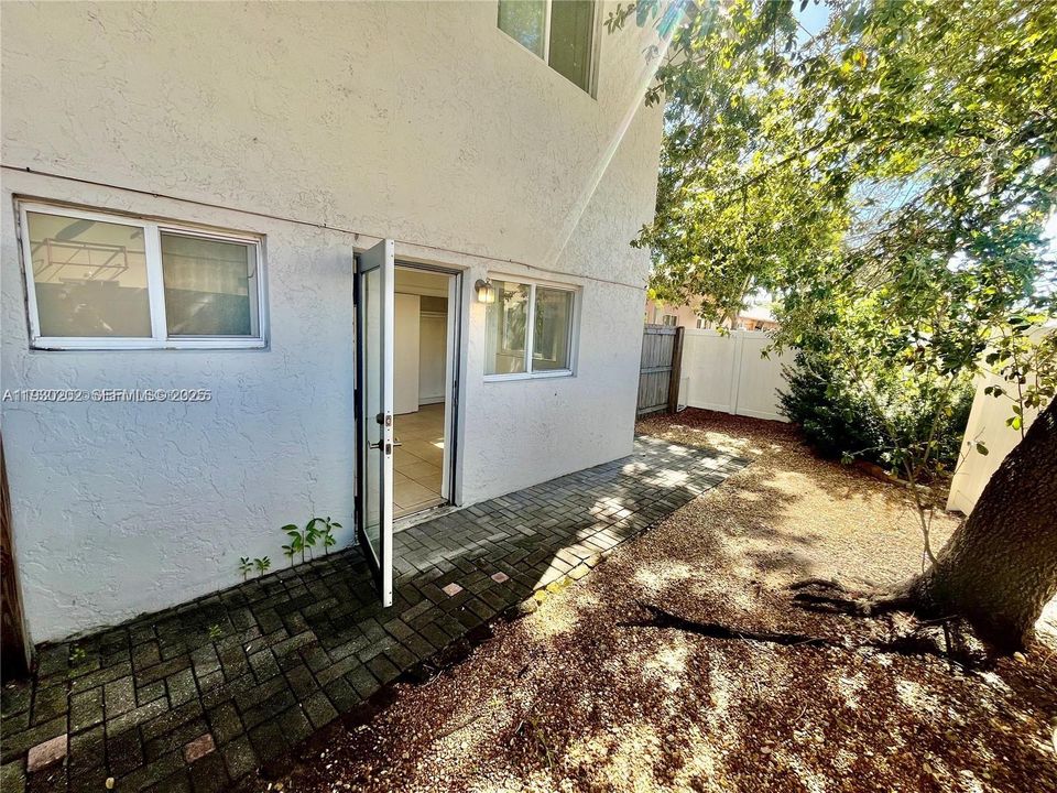 For Rent: $1,350 (1 beds, 1 baths, 435 Square Feet)