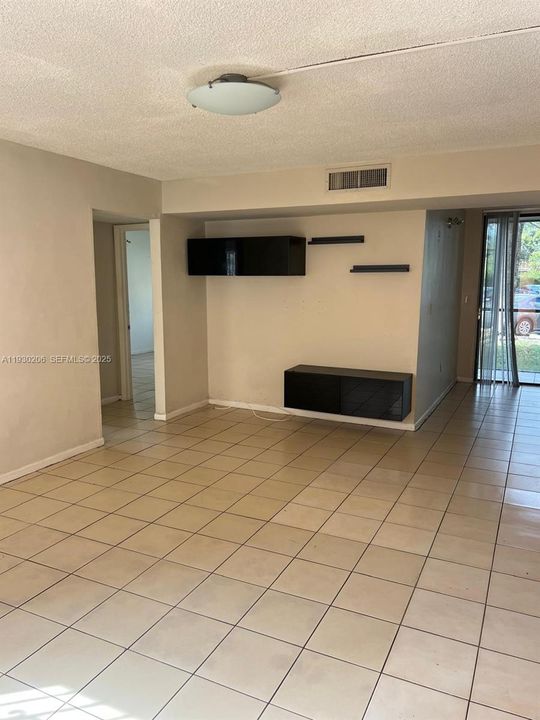 For Rent: $2,240 (3 beds, 2 baths, 1040 Square Feet)