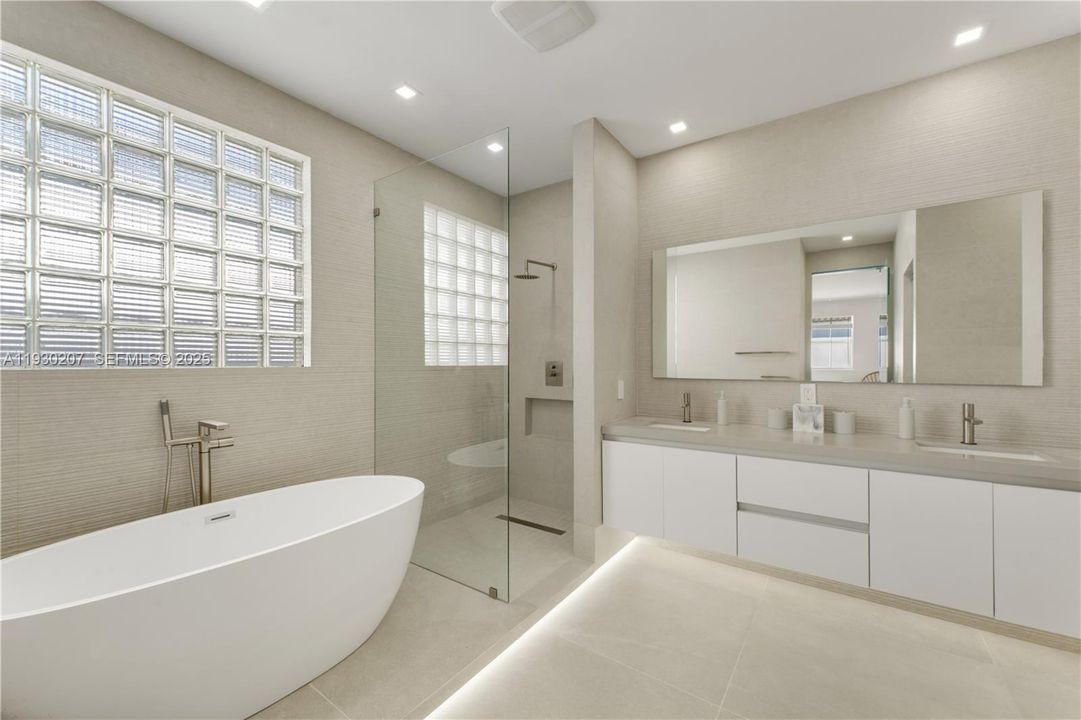 For Sale: $2,295,000 (5 beds, 4 baths, 2877 Square Feet)