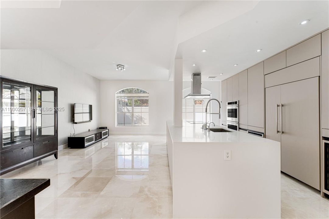 For Sale: $2,295,000 (5 beds, 4 baths, 2877 Square Feet)