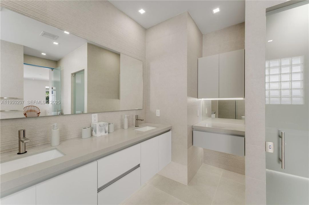 For Sale: $2,295,000 (5 beds, 4 baths, 2877 Square Feet)