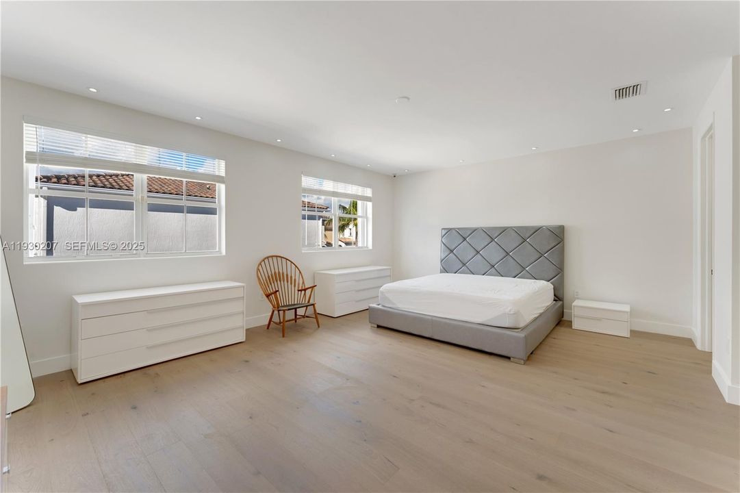 For Sale: $2,295,000 (5 beds, 4 baths, 2877 Square Feet)