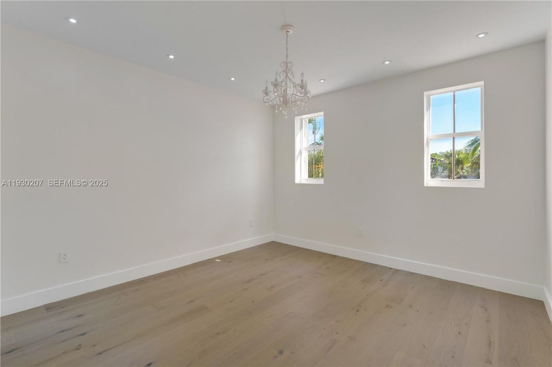 For Sale: $2,295,000 (5 beds, 4 baths, 2877 Square Feet)