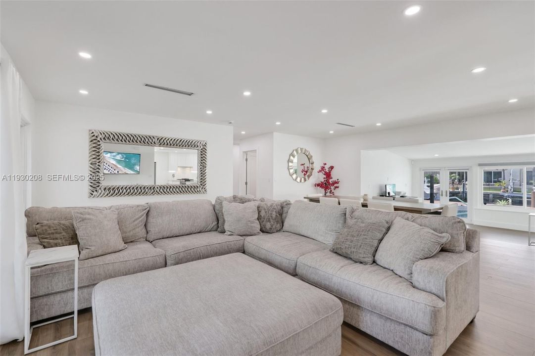 For Sale: $1,699,000 (3 beds, 3 baths, 1790 Square Feet)