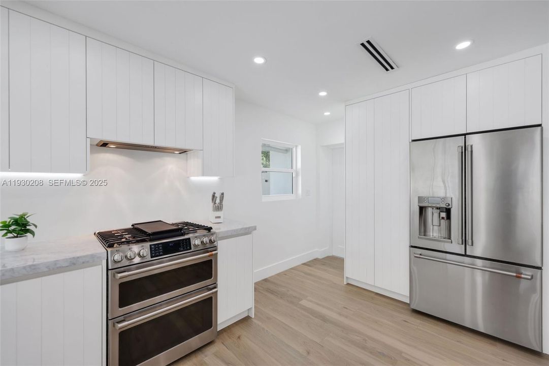 For Sale: $1,699,000 (3 beds, 3 baths, 1790 Square Feet)