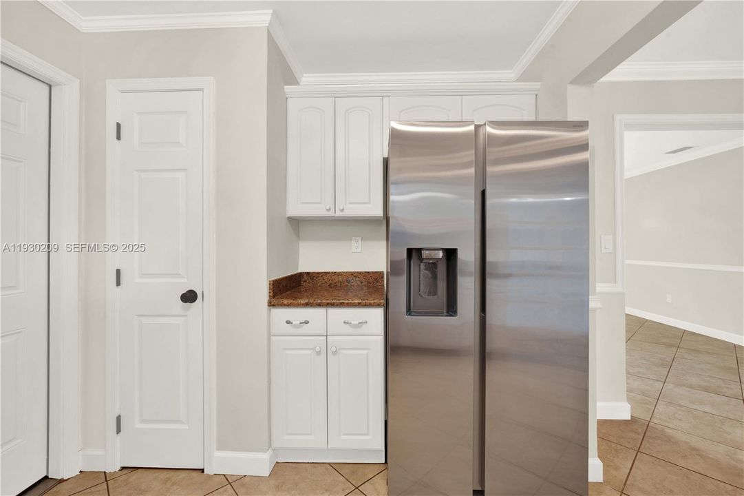 For Sale: $695,000 (4 beds, 3 baths, 1949 Square Feet)