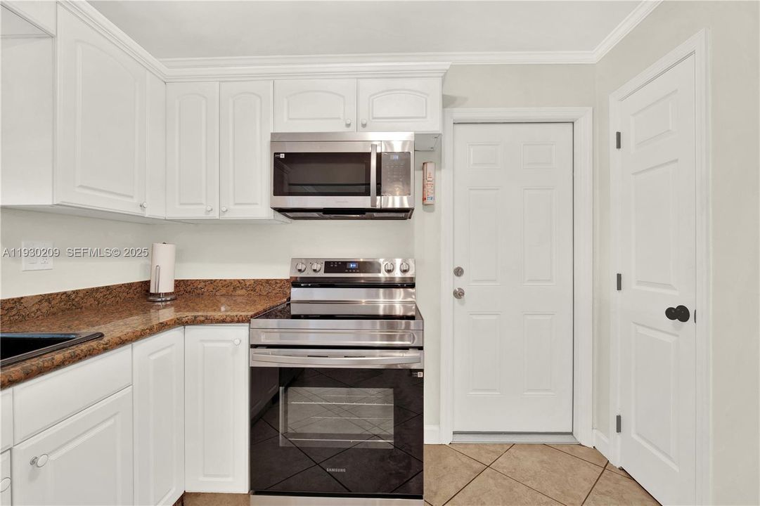 For Sale: $695,000 (4 beds, 3 baths, 1949 Square Feet)