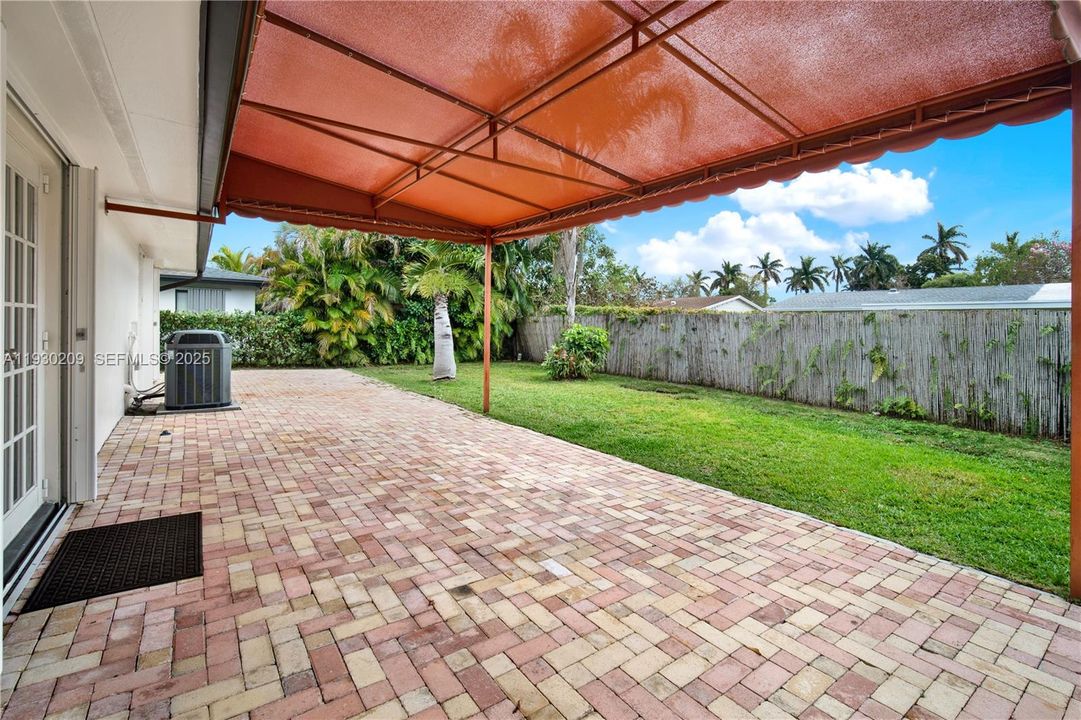 For Sale: $695,000 (4 beds, 3 baths, 1949 Square Feet)