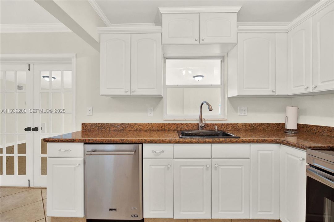 For Sale: $695,000 (4 beds, 3 baths, 1949 Square Feet)