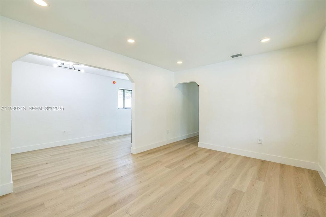 For Rent: $3,600 (4 beds, 2 baths, 1542 Square Feet)