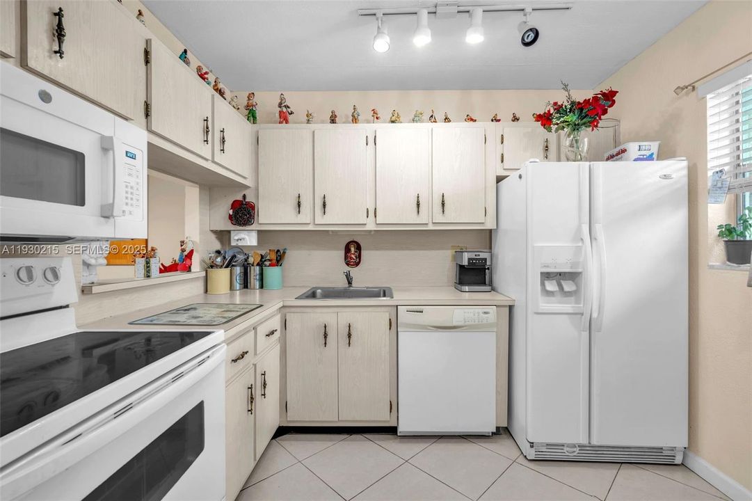 For Sale: $134,900 (2 beds, 2 baths, 958 Square Feet)