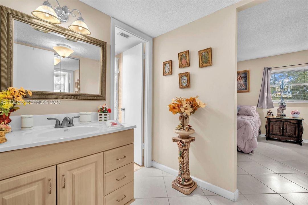 For Sale: $134,900 (2 beds, 2 baths, 958 Square Feet)