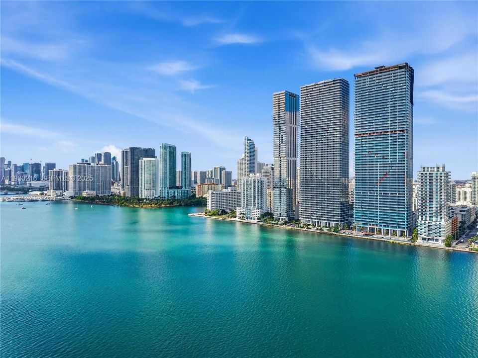 For Sale: $3,289,000 (4 beds, 5 baths, 2686 Square Feet)