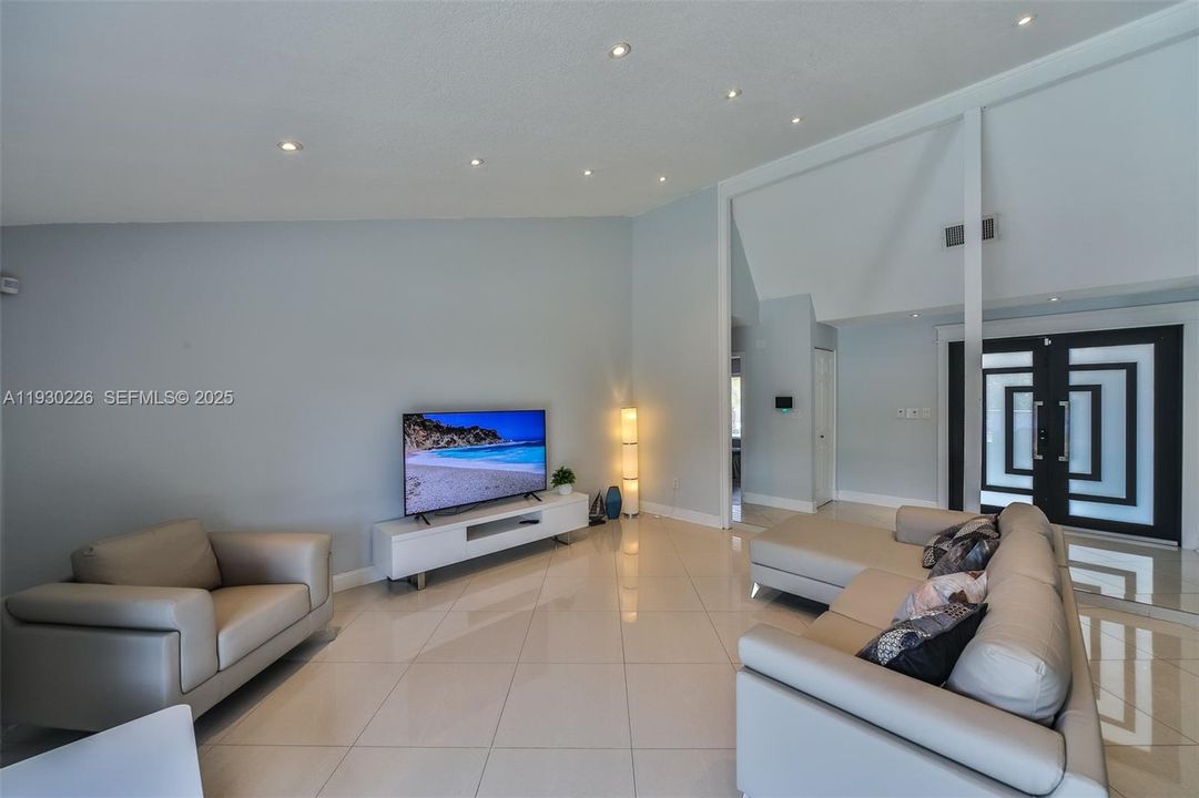 На продажу: $750,000 (4 спален, 3 ванн, 1649 Квадратных фут)