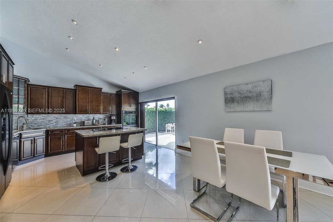 На продажу: $750,000 (4 спален, 3 ванн, 1649 Квадратных фут)