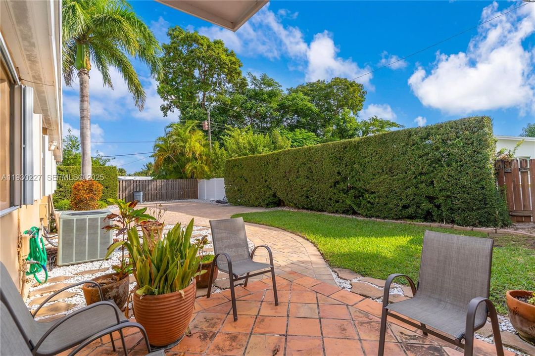 待售: $849,999 (4 贝兹, 2 浴室, 1856 平方英尺)