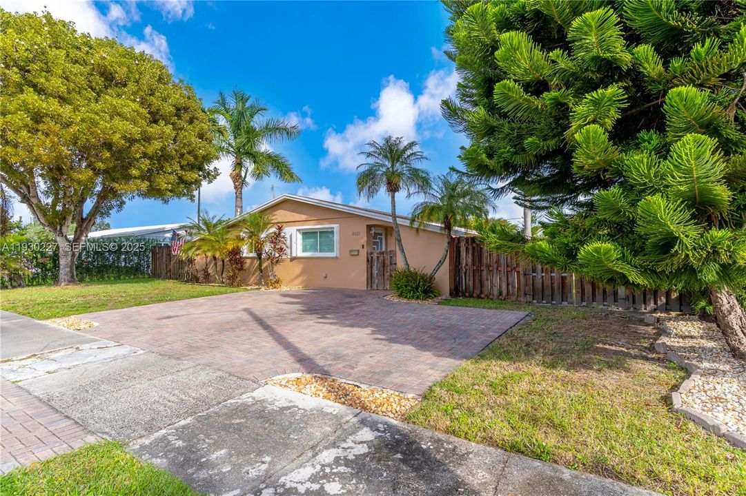 待售: $849,999 (4 贝兹, 2 浴室, 1856 平方英尺)