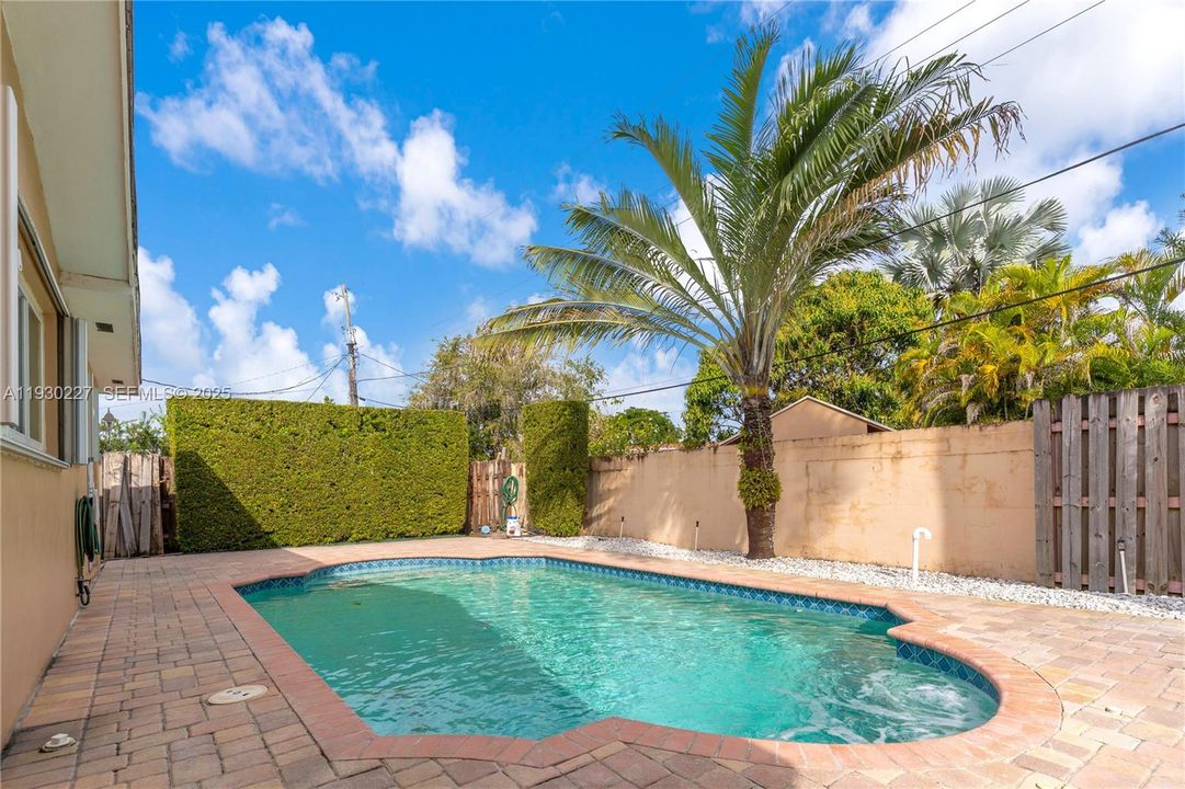 待售: $849,999 (4 贝兹, 2 浴室, 1856 平方英尺)