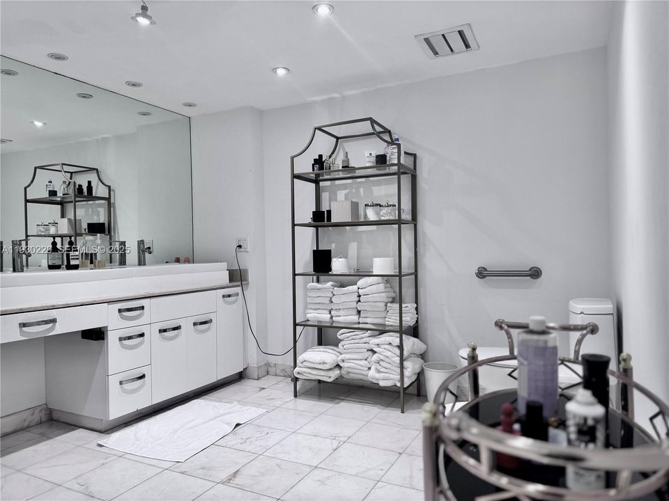 For Rent: $4,500 (2 beds, 2 baths, 1672 Square Feet)