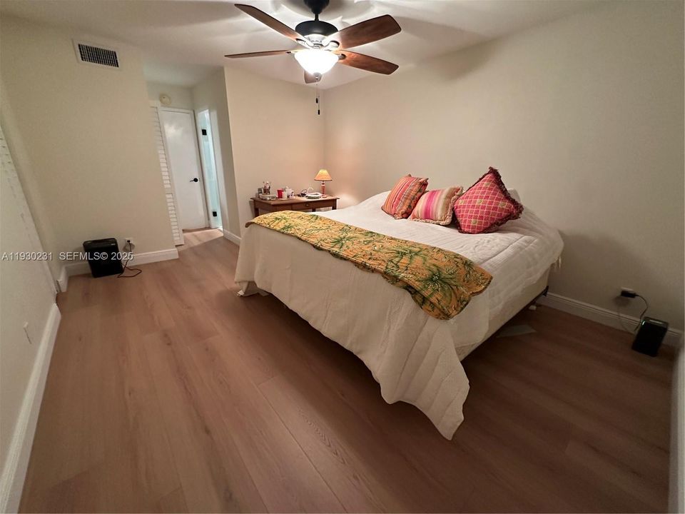 For Sale: $325,000 (1 beds, 1 baths, 950 Square Feet)