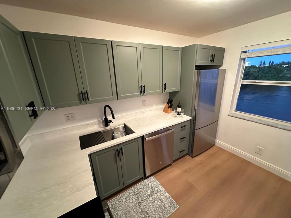 For Sale: $325,000 (1 beds, 1 baths, 950 Square Feet)