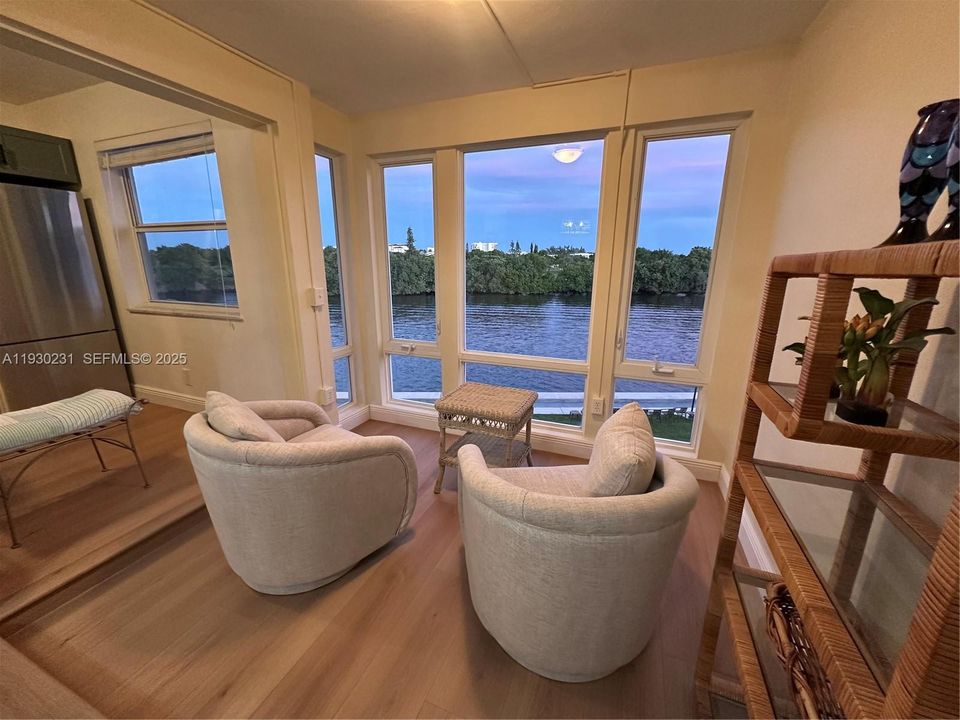 For Sale: $325,000 (1 beds, 1 baths, 950 Square Feet)