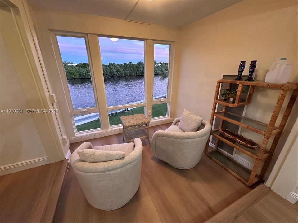 For Sale: $325,000 (1 beds, 1 baths, 950 Square Feet)