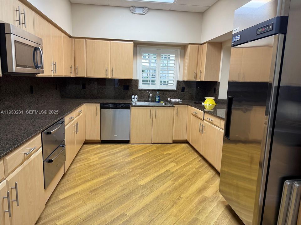 For Sale: $325,000 (1 beds, 1 baths, 950 Square Feet)