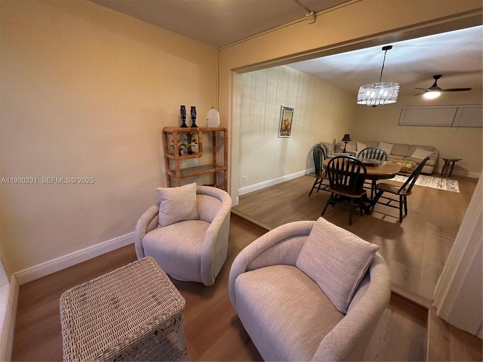 For Sale: $325,000 (1 beds, 1 baths, 950 Square Feet)