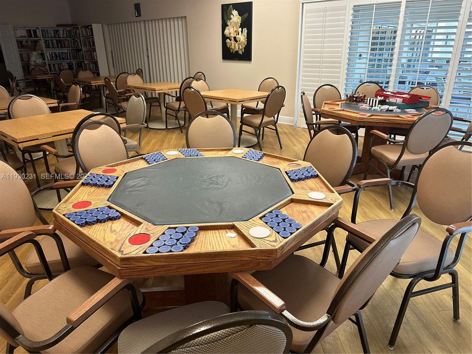 For Sale: $325,000 (1 beds, 1 baths, 950 Square Feet)