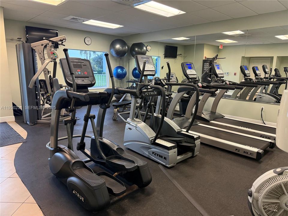 For Sale: $325,000 (1 beds, 1 baths, 950 Square Feet)