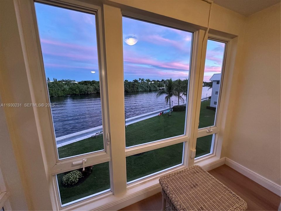 For Sale: $325,000 (1 beds, 1 baths, 950 Square Feet)