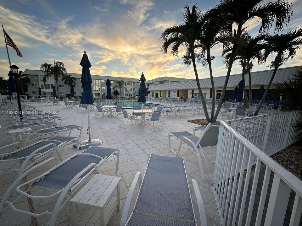 For Sale: $325,000 (1 beds, 1 baths, 950 Square Feet)