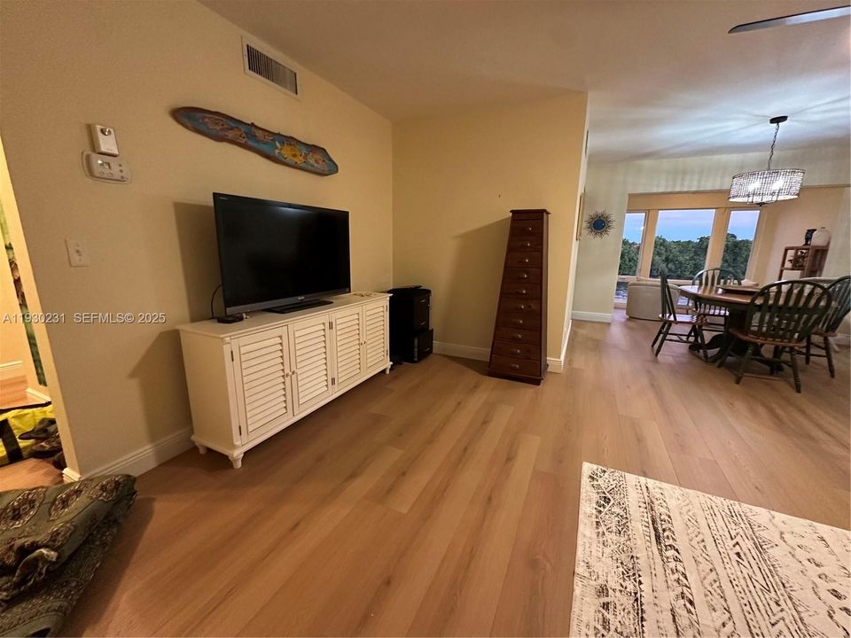 For Sale: $325,000 (1 beds, 1 baths, 950 Square Feet)