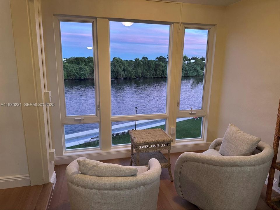 For Sale: $325,000 (1 beds, 1 baths, 950 Square Feet)