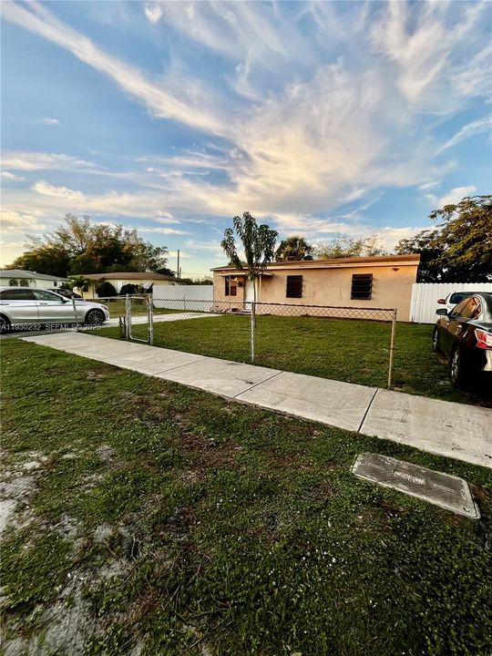 На продажу: $355,000 (3 спален, 1 ванн, 936 Квадратных фут)