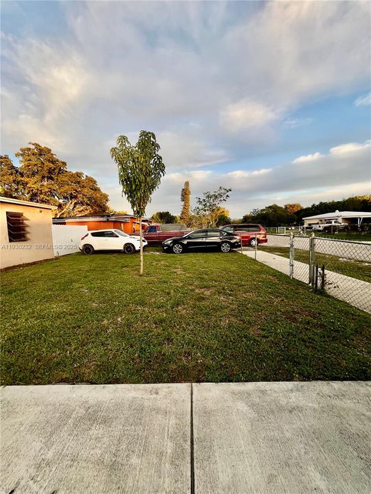 На продажу: $355,000 (3 спален, 1 ванн, 936 Квадратных фут)