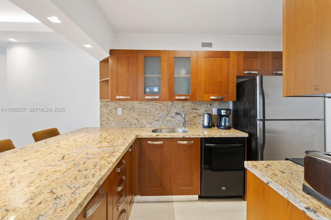 For Rent: $3,250 (1 beds, 1 baths, 845 Square Feet)