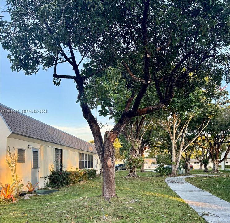 For Sale: $289,000 (2 beds, 2 baths, 1110 Square Feet)