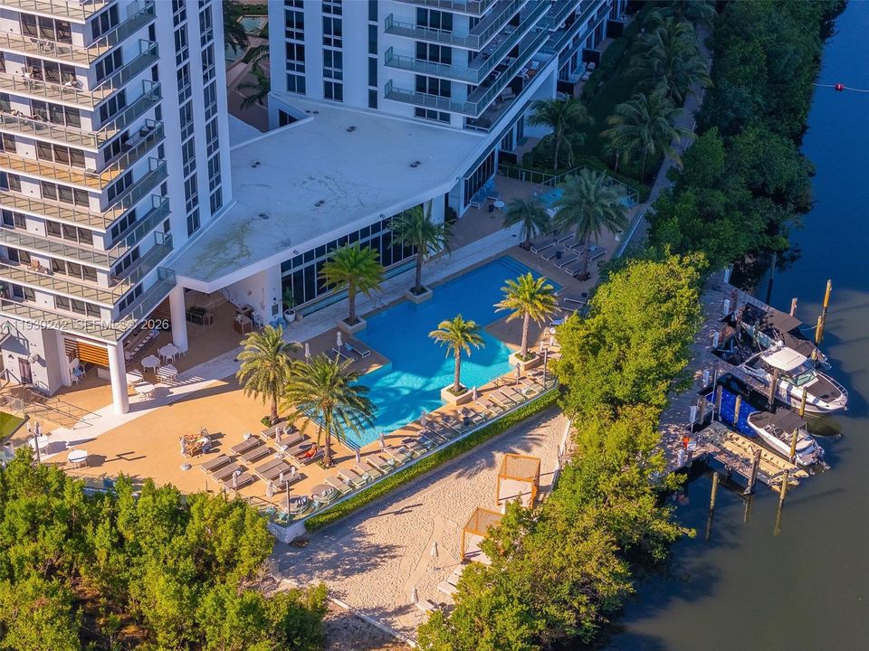 На продажу: $975,000 (3 спален, 3 ванн, 1557 Квадратных фут)