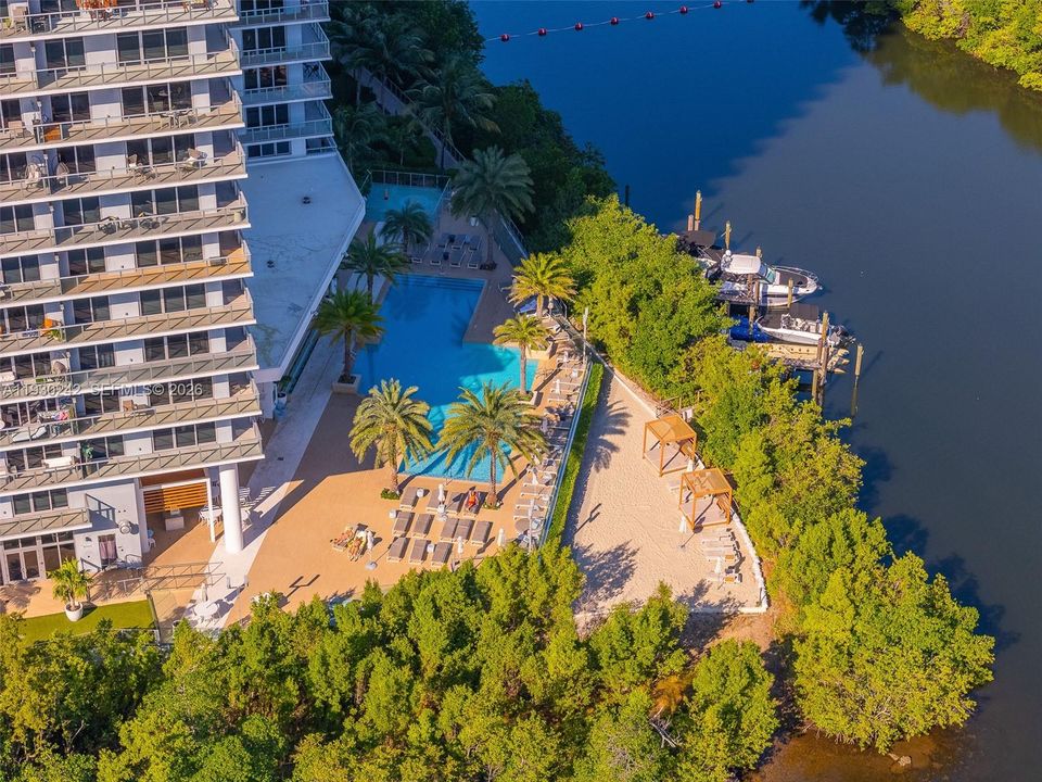 На продажу: $975,000 (3 спален, 3 ванн, 1557 Квадратных фут)