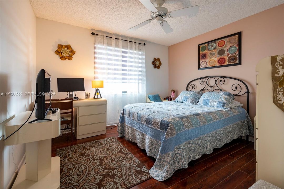 待售: $159,999 (2 贝兹, 2 浴室, 1270 平方英尺)