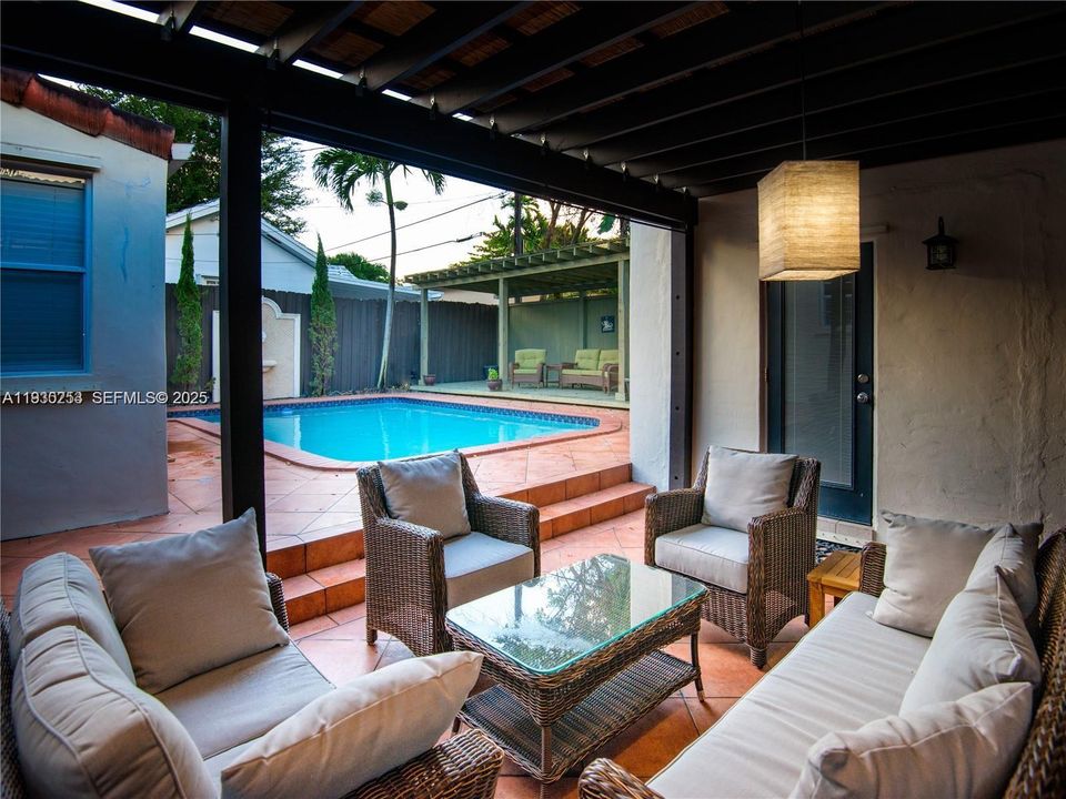 En Venta: $983,000 (2 camas, 1 baños, 1121 Pies cuadrados)