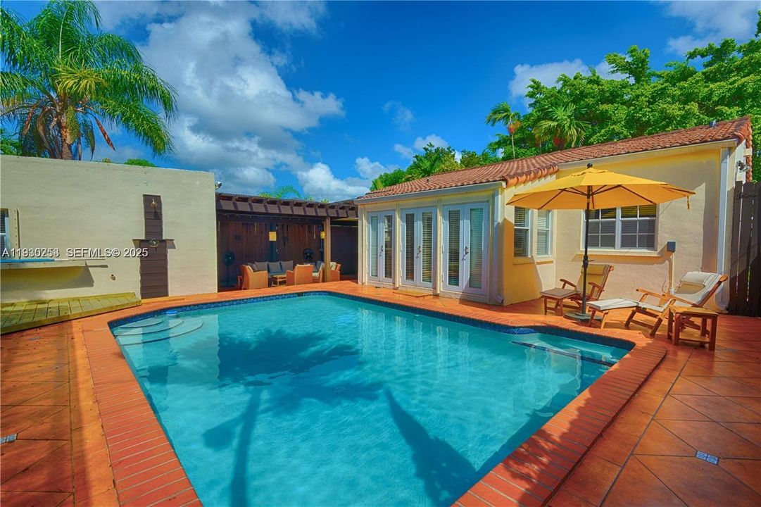 En Venta: $983,000 (2 camas, 1 baños, 1121 Pies cuadrados)