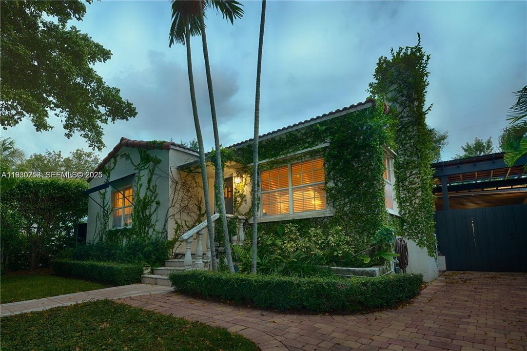 En Venta: $983,000 (2 camas, 1 baños, 1121 Pies cuadrados)