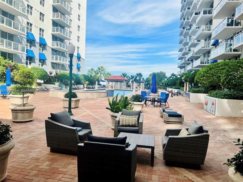 For Rent: $1,890 (1 beds, 1 baths, 685 Square Feet)